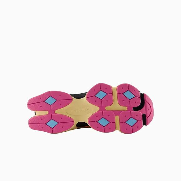 Athletic_Shoes